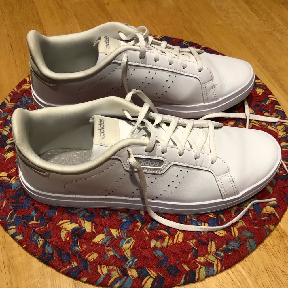 Women’s Adidas Size 9 White - excellent condition!